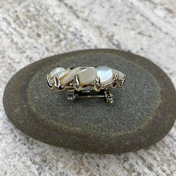 Vintage mother of pearl circle pin brooch set in a gold toned pronged setting. - Picture 4 of 5